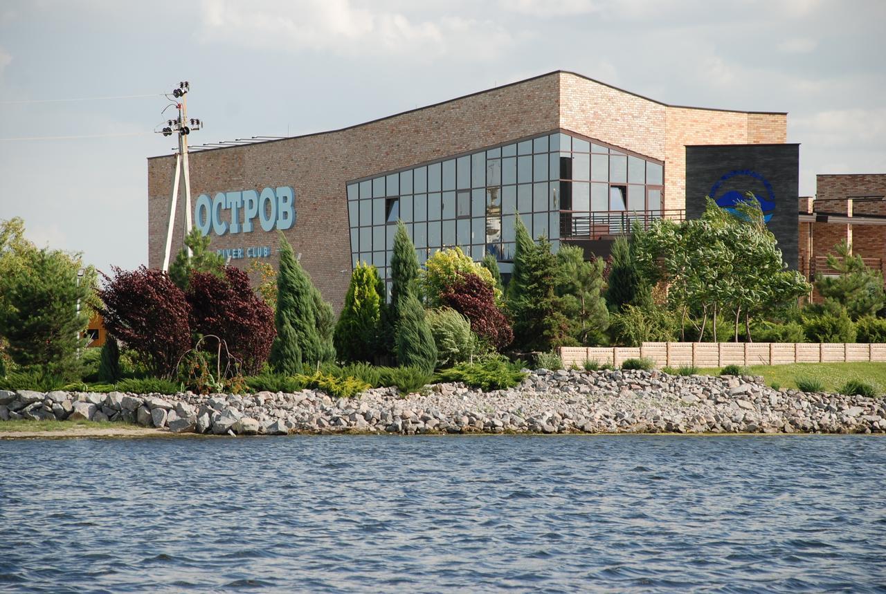 Ostrov River Club فندق