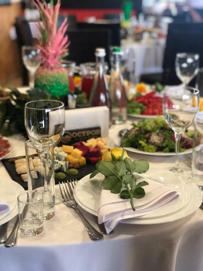 Ostrov River Club فندق